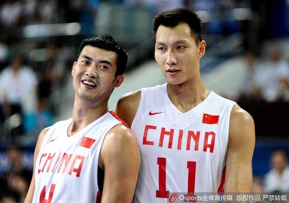 餐厅柔和的灯光下，易建联和丁锦辉举杯相碰，杯中酒映照着兄弟情深，这一刻他们不是球星，只是把酒言欢的知己。