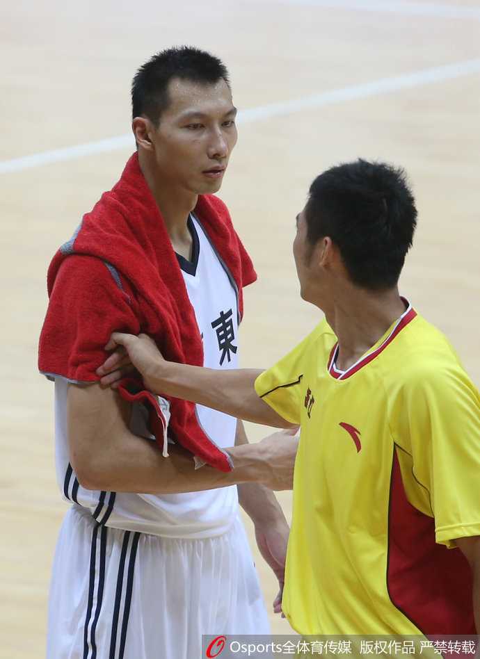 镜头前两人搞怪合影，易建联难得露出调皮表情，丁锦辉则配合演出，这大概是只有真兄弟面前才会释放的顽童一面。