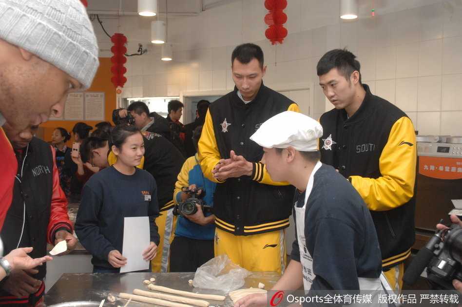 两人身穿休闲装并肩而坐，手里拿着东西随意交谈，画面自然得像是在自家客厅，这种放松的状态是多年老友独有的舒适感。