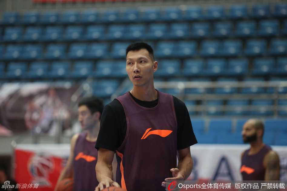 布泽尔与易建联在训练中并肩而立，两位内线悍将虽然语言不同，但对胜利的共同渴望让他们在训练中建立起无声的默契。