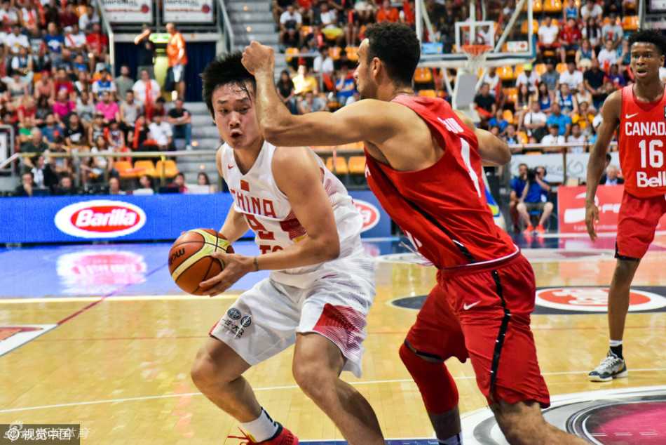 丁彦雨航持球强行杀入篮下，他无视防守人的拉拽，在空中身体完全舒展，眼神死死盯着篮筐，势在必得。