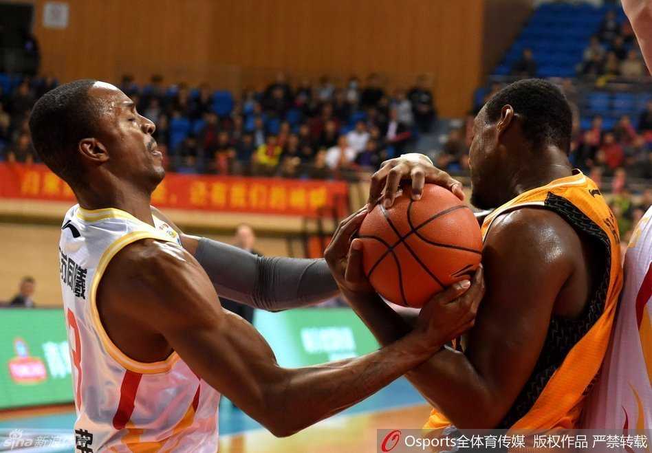 韩硕双手紧握篮球，怒不可遏地将球狠狠砸向地板，球弹起的瞬间仿佛也带着他的怒火，队友们纷纷上前试图安抚这位情绪激动的后场核心。