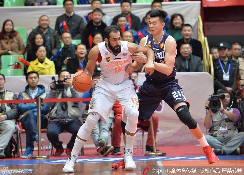 青岛队核心哈达迪在三人合围中送出手递手传球，他那开阔的视野和精妙的手法，瞬间撕裂了对手的整条防线。