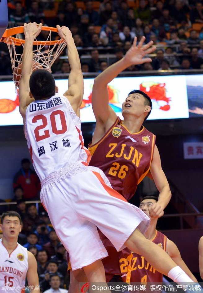 山东队“小鲨鱼”陶汉林接球后原地拔起，双手将球狠狠砸进篮筐，整个篮架都在他的暴力美学下瑟瑟发抖。
