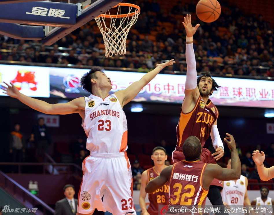 上海队外援比斯利面对防守，用一套华丽的胯下运球晃开角度，眼神中透露出篮筐在他眼中如大海般的自信与从容。