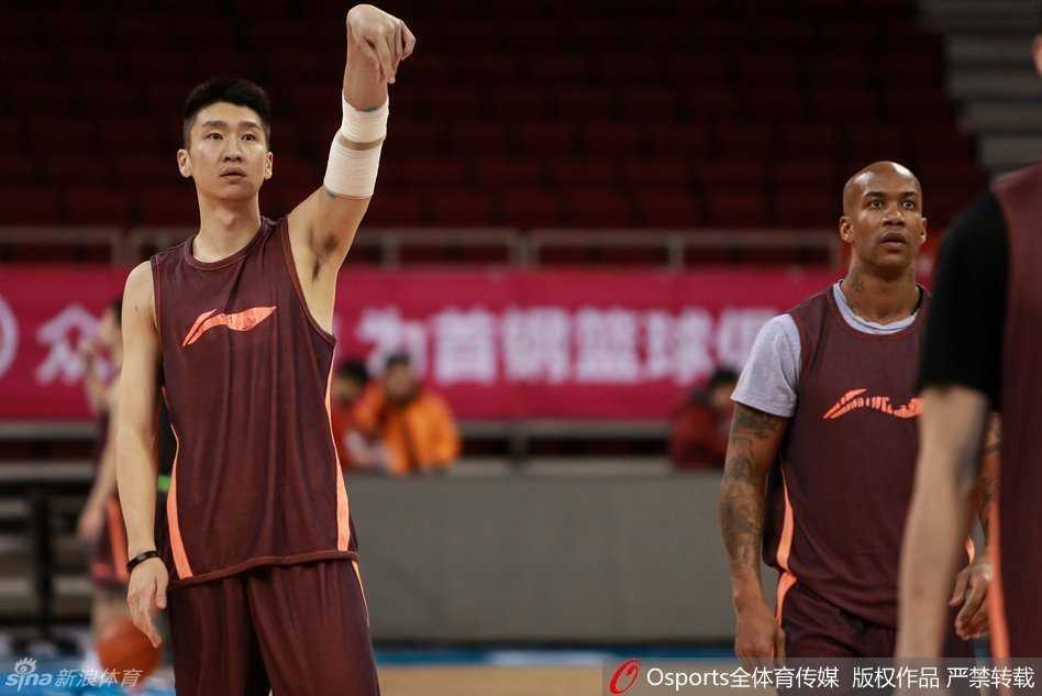 翟晓川在一次快攻训练中高高跃起，单手劈扣篮筐，他的动作舒展而充满力量，展现了北京首钢年轻锋线在季后赛前积蓄的充沛能量。