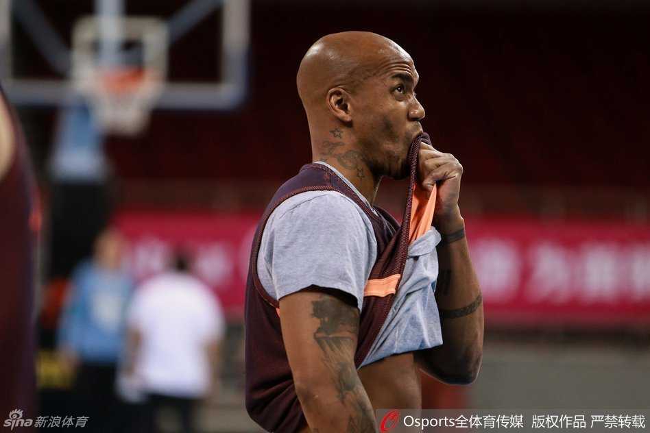 主教练闵鹿蕾双手抱在胸前，伫立在球场边，目光如炬地注视着场内弟子们的每一次跑位，他的脑海中正在飞速运转，构思着季后赛对阵新疆的独特策略。