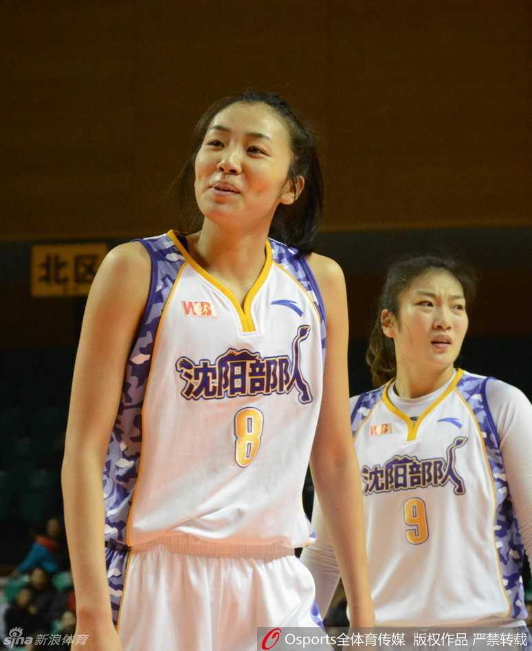 面对高大的内线屏障，赵爽毫无畏惧地直杀篮下，她低身运球，眼神坚毅地盯着篮筐，准备在长人丛中起跳，完成一次以卵击石般的冲击。