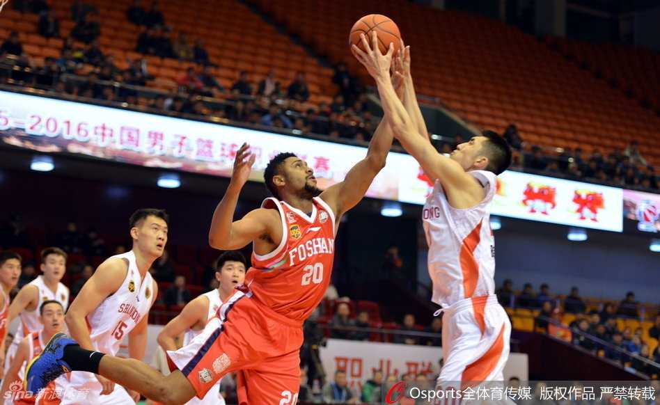 锋线尖刀与外援风云:重温2015 CBA赛季的热血瞬间 段江鹏在高速奔跑中接球,动作飘逸舒展,轻舒猿臂将球稳稳送入篮筐,展现出灵动的球场风采。