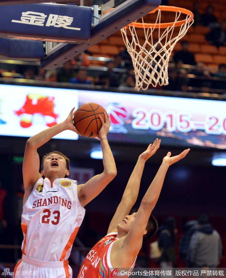 锋线尖刀与外援风云:重温2015 CBA赛季的热血瞬间 矮个子后卫许家晗在长人如林的篮下高高跃起,眼神中充满对完成一次霸气扣篮的无限渴望。