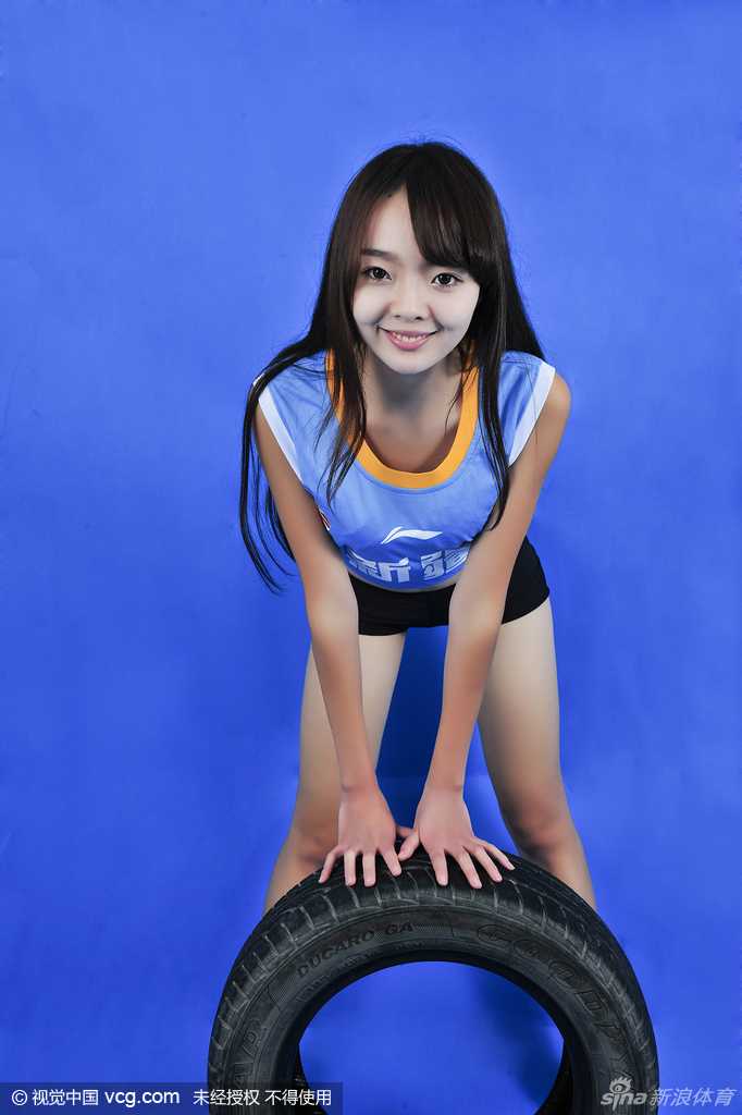 写真中的萌妹扎起清爽马尾，身披新疆队应援色战袍，对着镜头比出胜利手势，甜美的笑容仿佛为球队提前锁定好运。