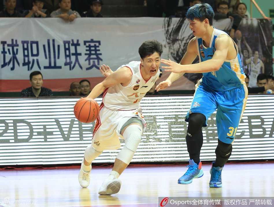 八一主帅阿的江在场边神色严峻，手臂有力地指向场内，正在对球员进行最后的战术部署，他的眼神充满了必胜的信念。