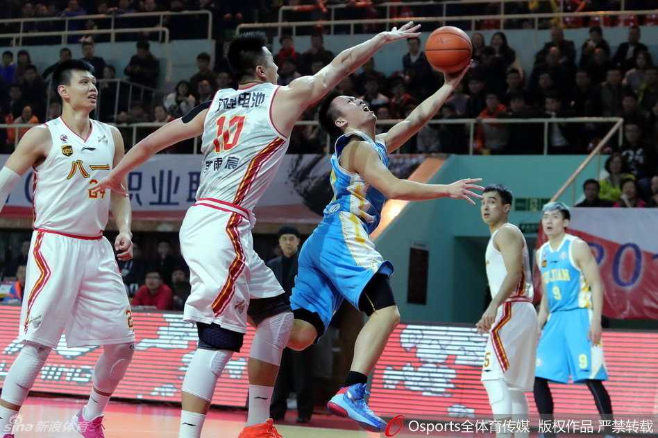 镜头给到了赵泰隆，他目光如炬，眼神中透露出不甘与坚毅，汗水顺着脸颊滑落，湿透的球衣见证了他的全力拼搏。