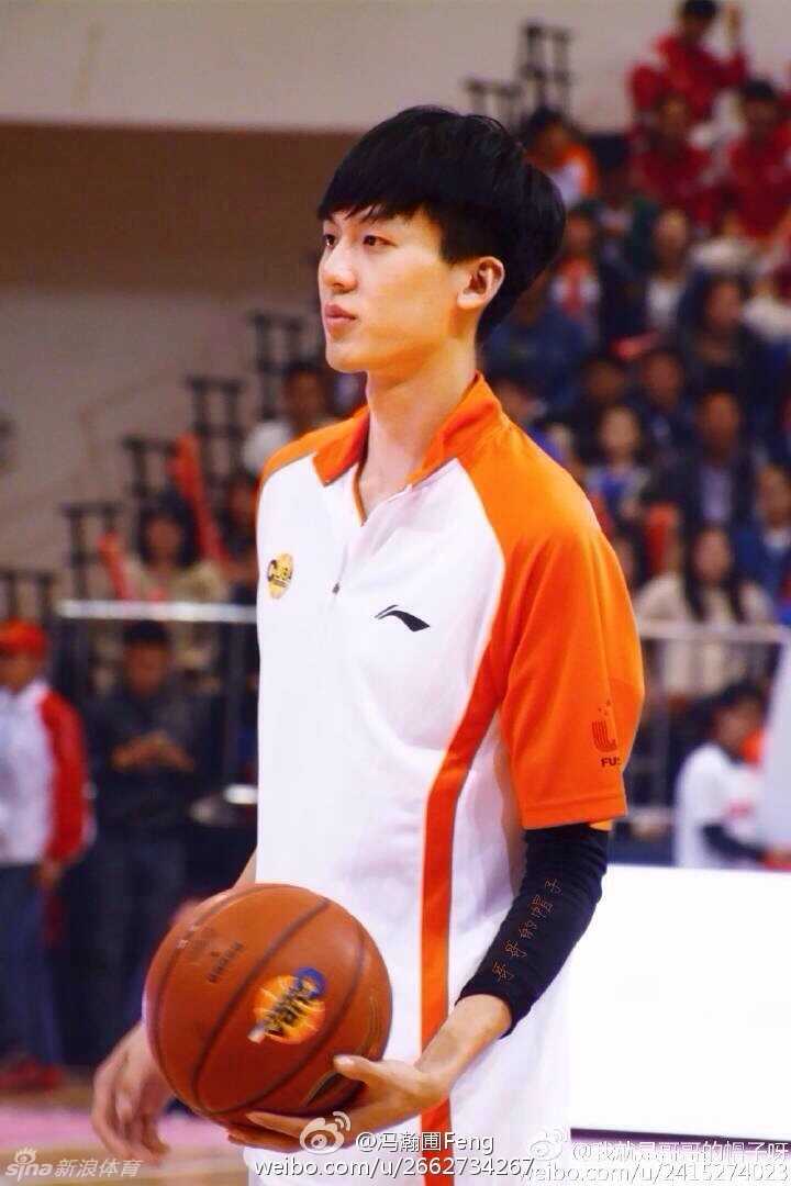 面对镜头，冯瀚圃有些不好意思地抿着嘴，眼神微微躲闪，那副腼腆的模样像极了邻家大男孩，让人忍不住心生好感。