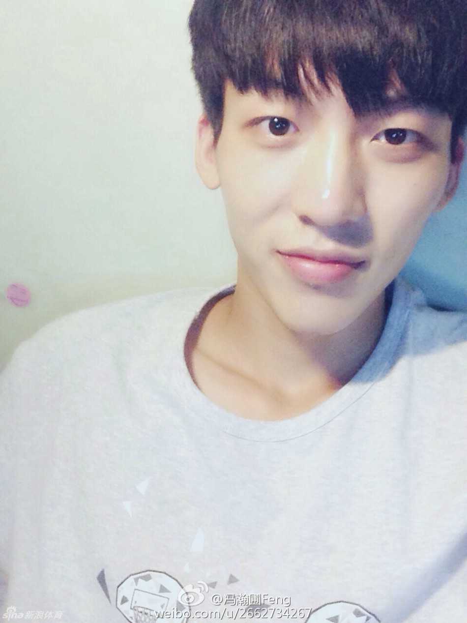 刚刚结束高强度训练的冯瀚圃，汗流浃背，正用毛巾擦着汗，虽然疲惫但眼神里闪烁着对篮球纯粹热爱的光芒。