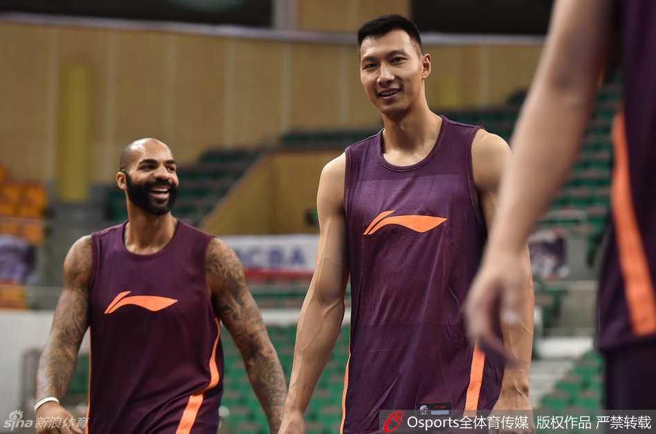 阿联在底角进行投篮热身，篮球应声入网，身旁的朱芳雨双手接球，两人似乎在交流着场上的战术跑位