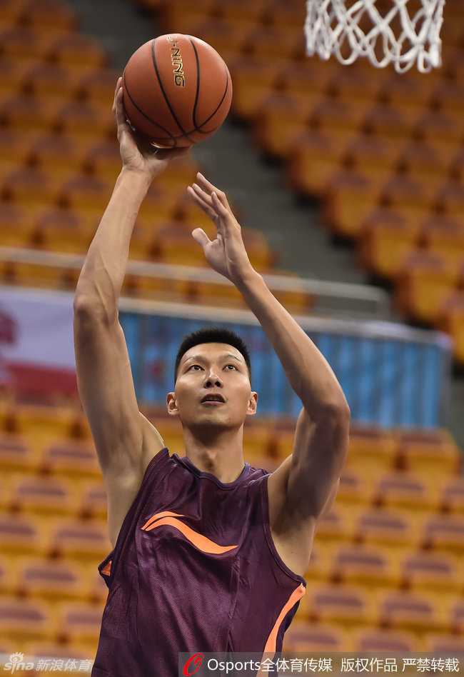 对抗训练中，布泽尔弯下雄壮的身体试图防守阿联的背身单打，两人肌肉碰撞的激烈程度可见一斑