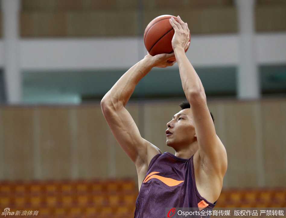 陈江华运球穿越半场，眼神坚定地观察队友跑位，他的身后是正在积极要球的阿联和准备做掩护的周鹏