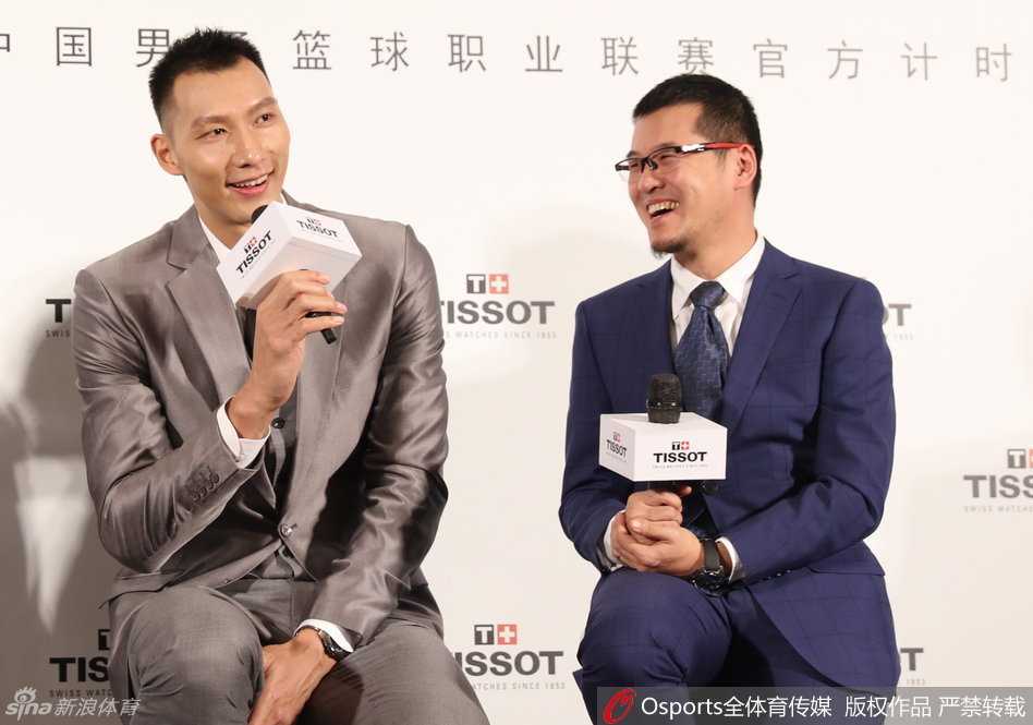 阿联笑傲京华展儒雅风范 忆篮球峥嵘岁月话精准计时 聚光灯下,易建联身着银灰西装亮相品牌发布会,眉宇间带着一丝刚战胜北控队的锐气,眼角的伤痕已悄然愈合,只剩下迷人的微笑。