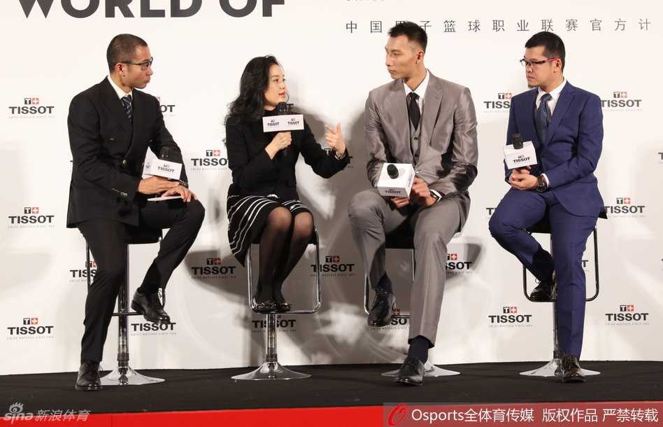 阿联笑傲京华展儒雅风范 忆篮球峥嵘岁月话精准计时 易建联与现场嘉宾共同举杯庆祝,他微微颔首,迷人的笑容始终挂在脸上,西装革履间尽显成熟男人的迷人魅力。