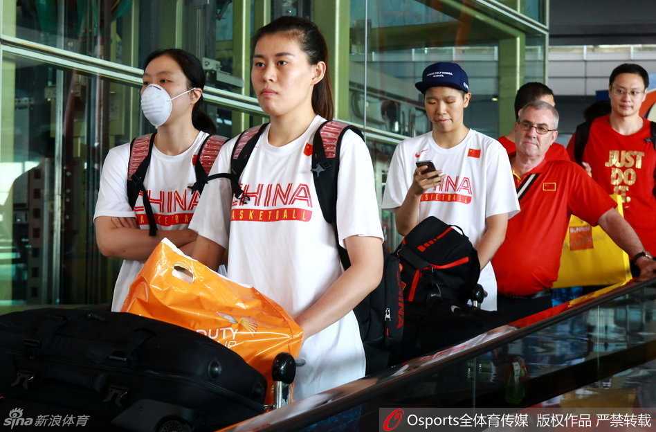 赛后全队围成一圈互相加油打气，团结一心的氛围令人动容