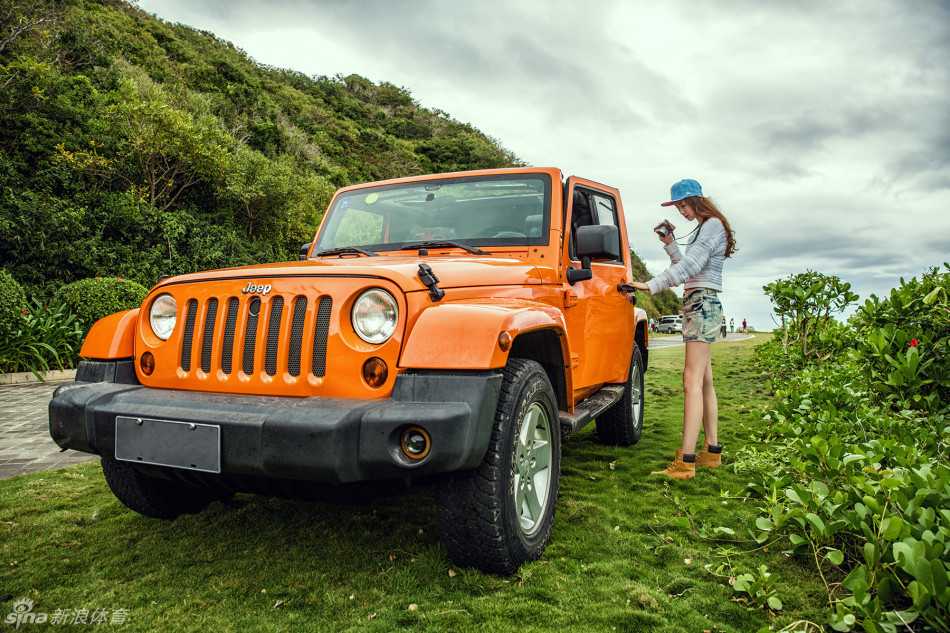 陈露站在色彩斑斓的涂鸦墙前，身着休闲运动装束，双手插兜，展现出随性不羁的街头时尚感与活力。