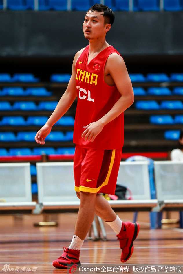 王汝恒在训练中运球通过半场，他目光坚定，专注于教练布置的战术配合。