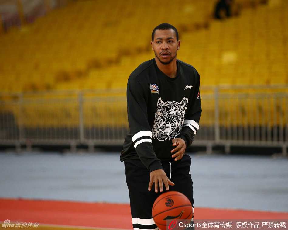 外援古德洛克也在专注地“小试身手”，进行持球突破后的上篮练习。他的动作轻盈而敏捷，尽管只是常规训练，但每一球都力求完美终结，展现出职业球员极高的自我要求。