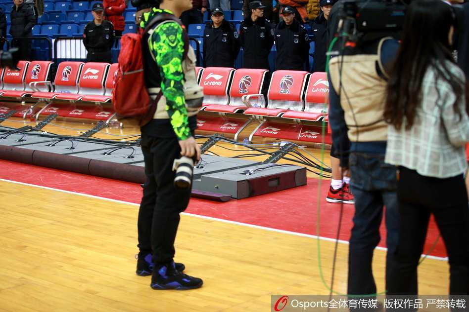 被损坏的广告牌最终被工作人员合力扶起，但这场风波留下的不仅仅是需要维修的设备，更是对CBA联赛管理和球员情绪控制能力的一次深刻拷问。