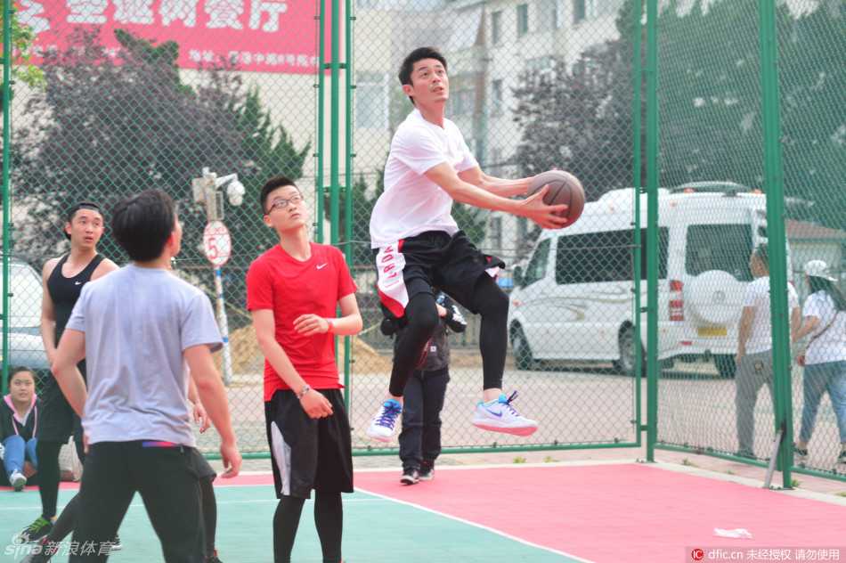 霍建华俯身降低重心，篮球在他掌心与地板之间流畅往返，仿佛被一根无形的线牵引，眼神专注地观察着防守者的脚步移动。