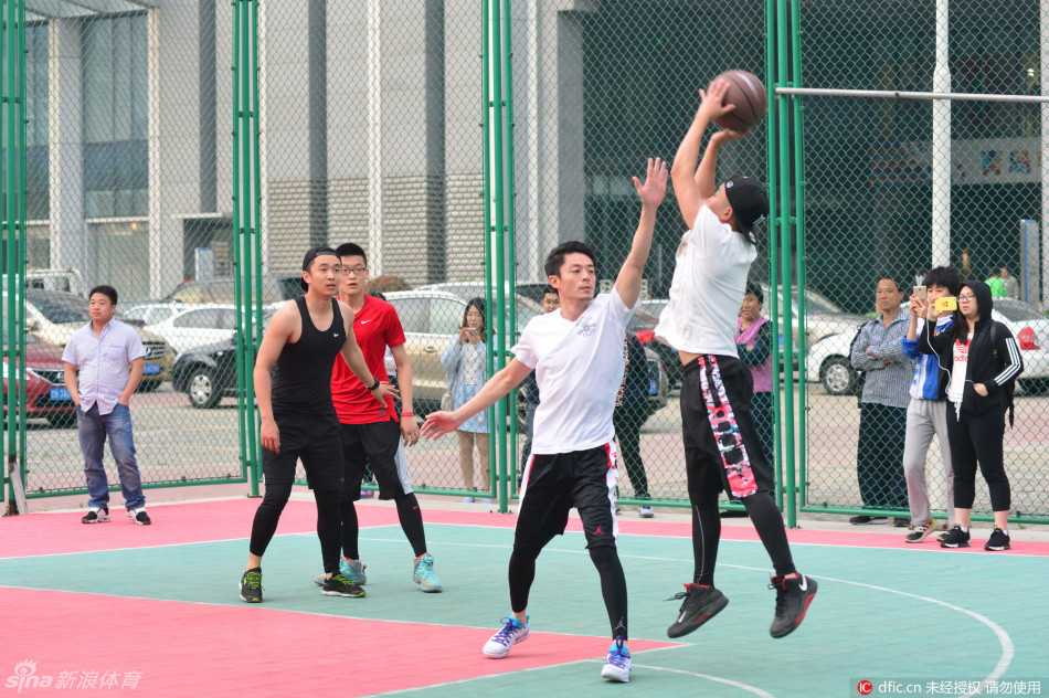 人群散去的球场边，霍建华独自一人穿着外套，在暮色中静静地将球举过头顶练习投篮，背影里藏着对这项运动深深的眷恋。