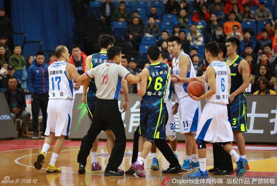 广东队陈江华与青岛队吉布森在激烈的卡位中纠缠倒地，两人手臂交织，眼神中已透出火药味，预示着一场风暴即将来临。