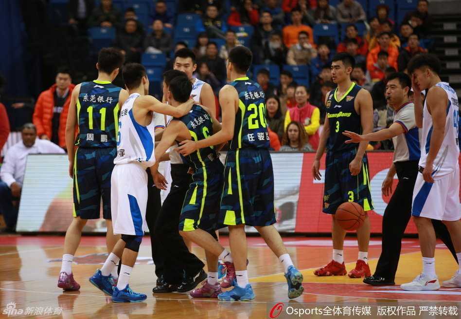 裁判奋力插在陈江华与吉布森之间，用身体隔开两名怒目而视的球员，但陈江华依旧不依不饶地伸手指向对方，脸上的表情写满了愤怒与委屈。