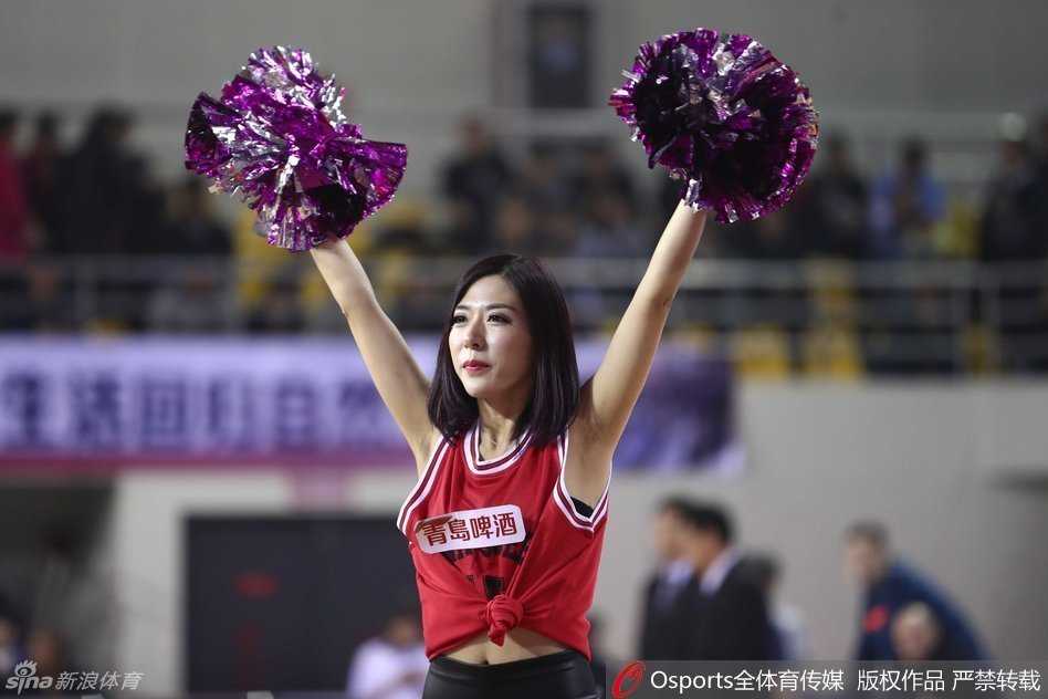 比赛中场环节，一位身材火辣的啦啦队员正全情投入地热舞，她修长的美腿和自信的神态成为全场焦点，引得看台上球迷纷纷举起手机拍照。