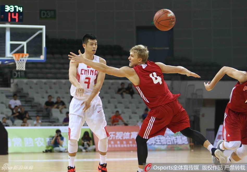 李京龙在三分线外接球就投，出手瞬间手腕柔和，篮球带着全队的期望飞向篮筐。