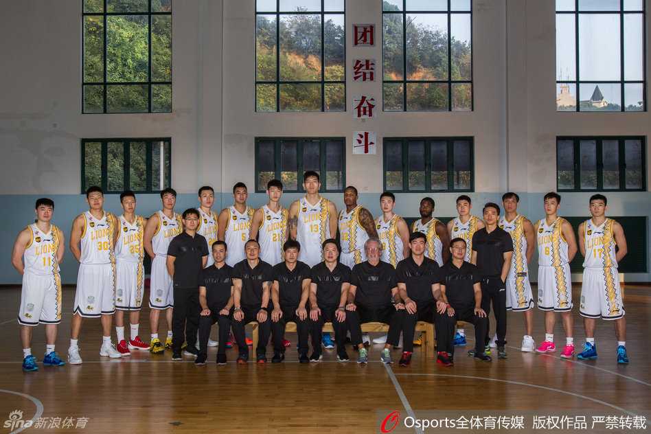 镜头定格下浙江广厦队全体将士的坚毅面庞，外援霍尔曼与帕戈并肩而立，身旁是胡金秋、赵岩昊等一脸青涩却眼神坚定的青年才俊，林志杰站在核心位置，一张照片写满了赛季的雄心与期待。