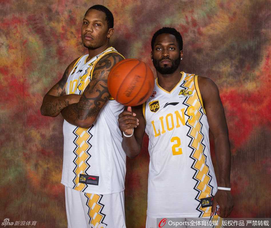 宝岛野兽林志杰在比赛中全力以赴，他弯下腰严阵以待，眼神中透露出猎食者般的专注，随时准备在攻防两端给对手致命一击，这正是他作为球队灵魂的写照。