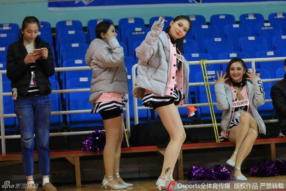 随着音乐律动，篮球宝贝整齐划一地舞动，修长身姿成为场边最亮眼的风景