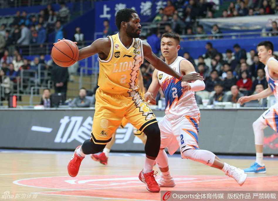 贾马尔·克劳福德在人群中闪转腾挪，背后运球接跳步挑篮，将街球艺术带上职业赛场