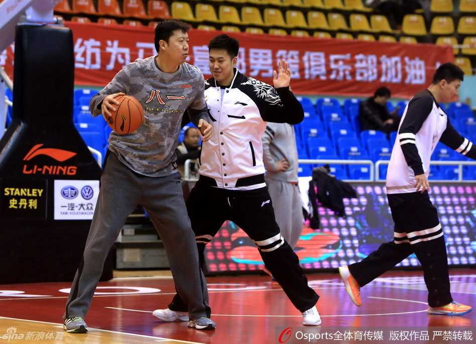 球场老艺术家王治郅正在低位单打教学，背身技术与梦幻脚步尽显追风少年风采