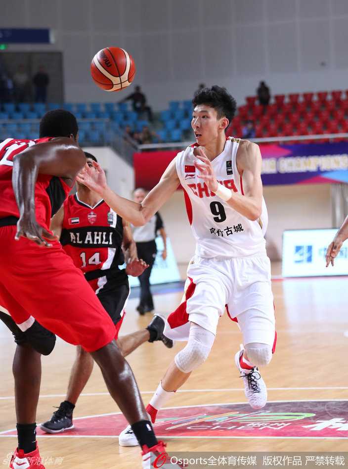 双鬼拍门！两名新疆球员如同两扇铁门紧紧关闭，无情地拒绝了对手的突破上篮。