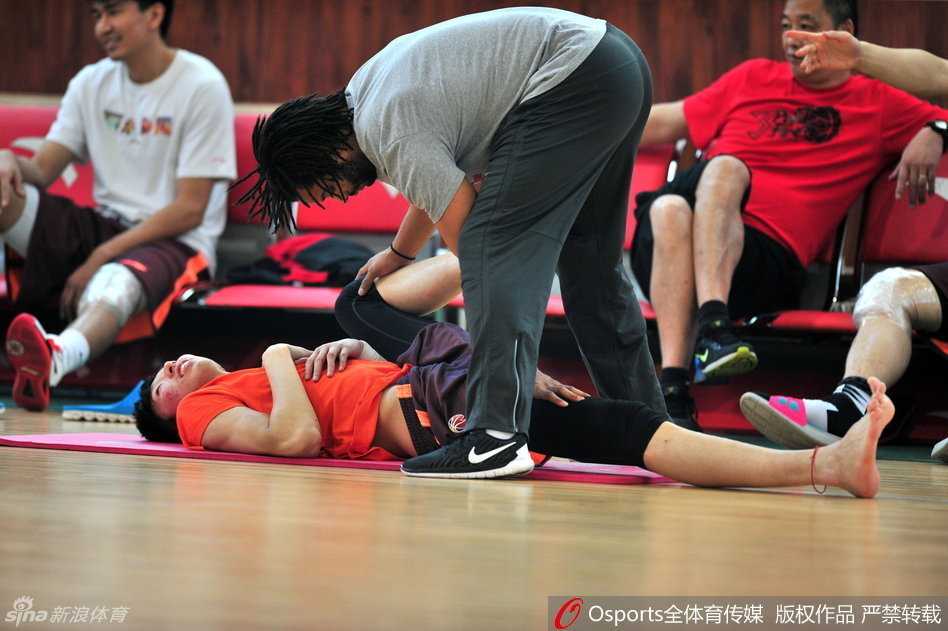 苏伟侧脸凝视，神情刚毅沉稳。虽然镜头只捕捉到他的侧颜，但他那种在禁区里干脏活累活的狠劲和作为老将的镇定，是新疆队内线不可或缺的宝贵财富。