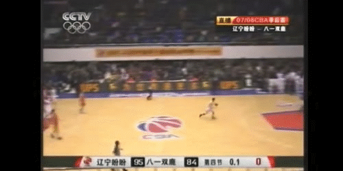 身披辽宁战袍的杨鸣，在2007-08赛季的赛场上飘逸跃起，单手将球劈入篮筐，动作舒展如少年将军，定格了他在CBA赛场最珍贵的飞人瞬间。