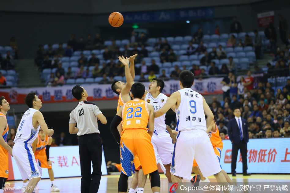 李慕豪背身勾手瞬间，手指轻柔拨球，皮球划出美妙抛物线，防守者望球兴叹