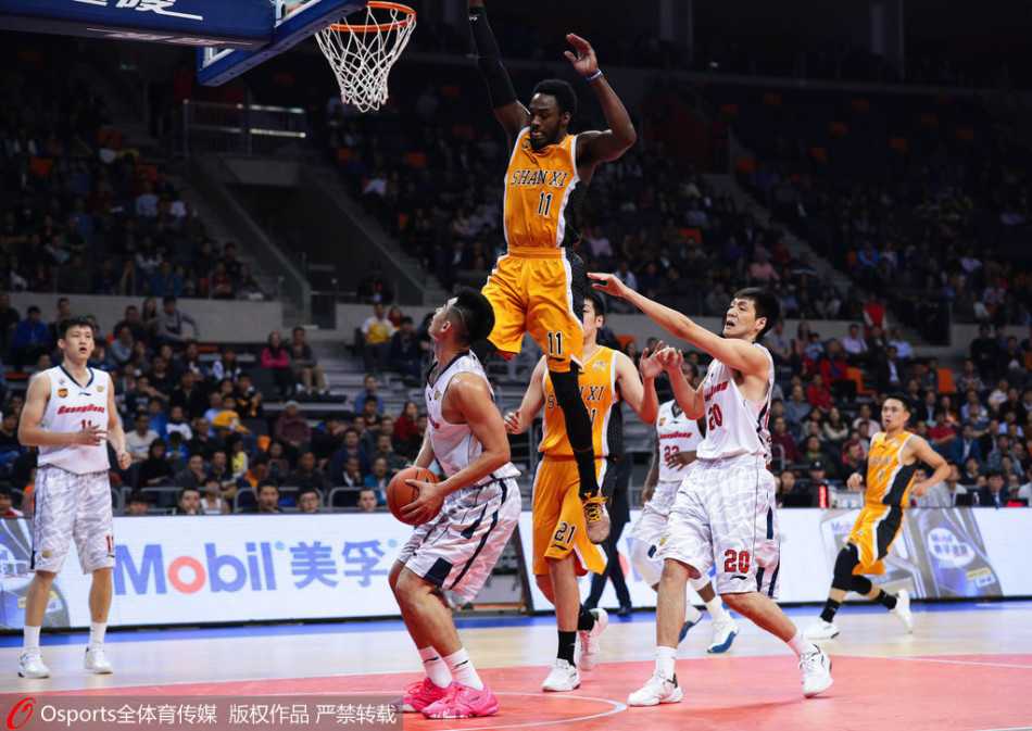 易建联在对抗中高高跃起，与对方球员形成争球之势，肌肉线条分明，展现了极致的对抗美感。