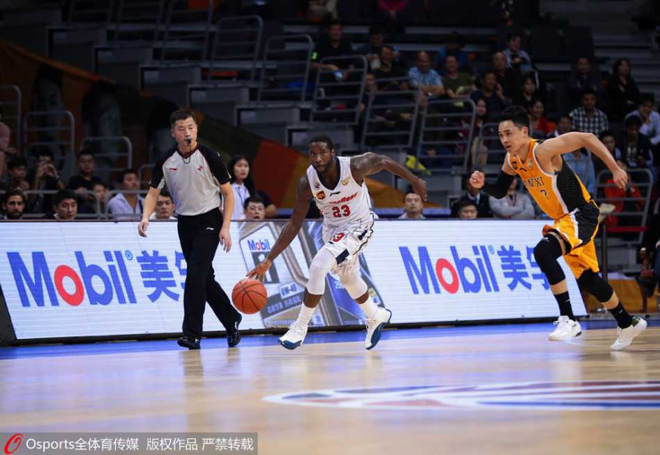 唐纳德-斯隆持球组织进攻，易建联在内线卡好位置，举手要球，内外连线一触即发。