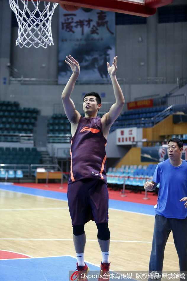 方硕目光如炬，全神贯注地完成赛前热身运球，每一个动作都力求标准，汗水已浸湿额前碎发。
