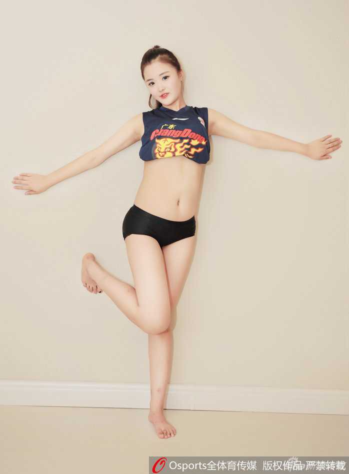 马尾飞扬助威声浪高 篮球宝贝倾情献舞宏远斩获连胜 宝贝们戴上拳击手套,将俏皮与帅气结合,创意道具让中场表演充满新意