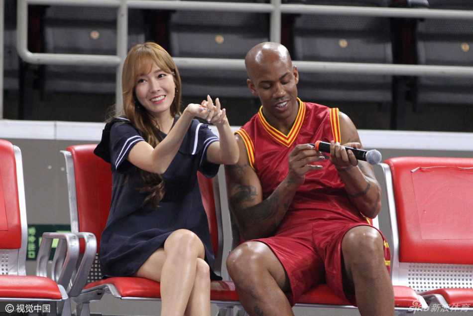 郑秀妍自信地向马布里和戴维斯发出投篮挑战，表情俏皮又认真