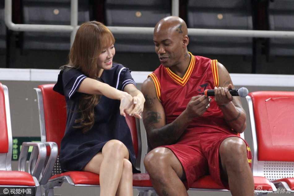 马布里幽默地指挥郑秀妍站位，逗得郑秀妍露出困惑又可爱的表情